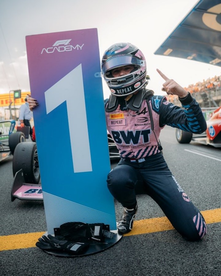 Con el clásico índice en alto, la piloto de Alpine, Nina Gademan, celebró en la F1 Academy el primer triunfo del año para la escudería.
@f1academy en X.