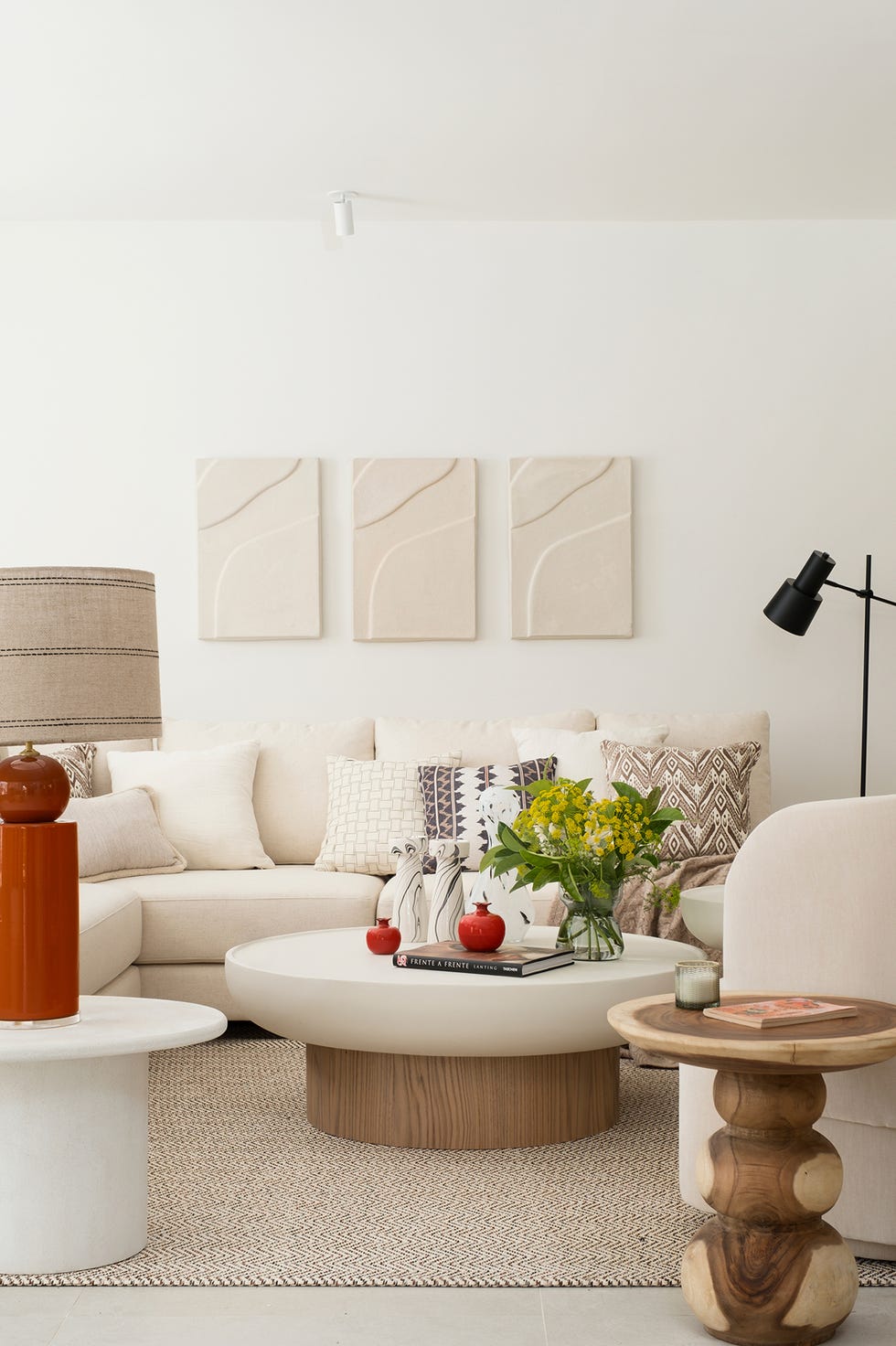 casa de campo con estilo mediterraneo decorada en blanco