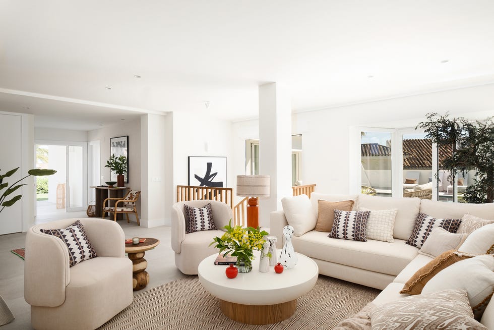 casa de campo con estilo mediterraneo decorada en blanco