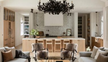 Una preciosa casa, con granero incluido, que hace honor a la decoración de montaña más clásica con muebles vintage, diseño rústico y telas cálidas