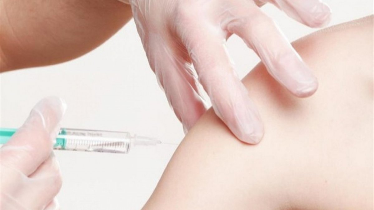 Sanidad retrasa hasta los setenta años la recomendación de vacunarse de COVID-19