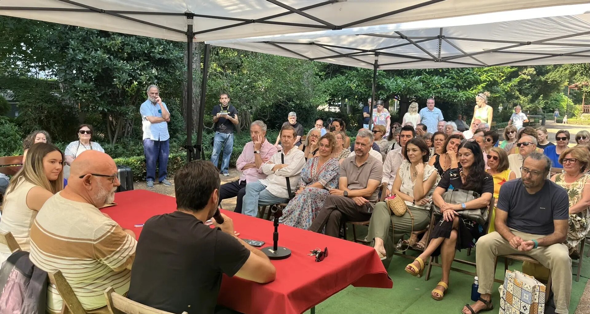 La Feria del Libro de Jaca es "una arcadia de cada verano" donde participan 70 autores
