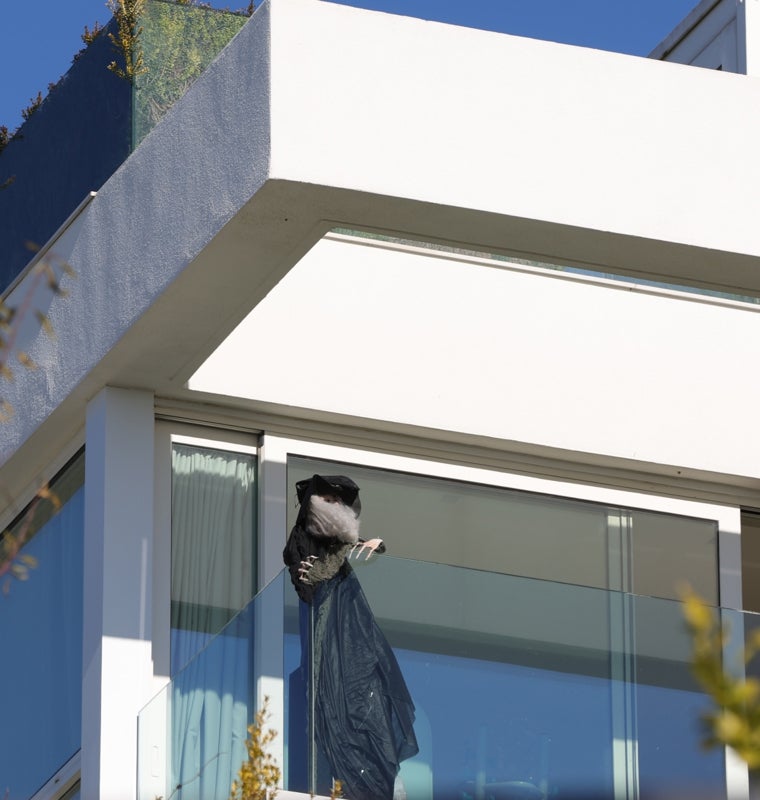 Bruja mirando directamente hacia la vivienda de sus exsuegros