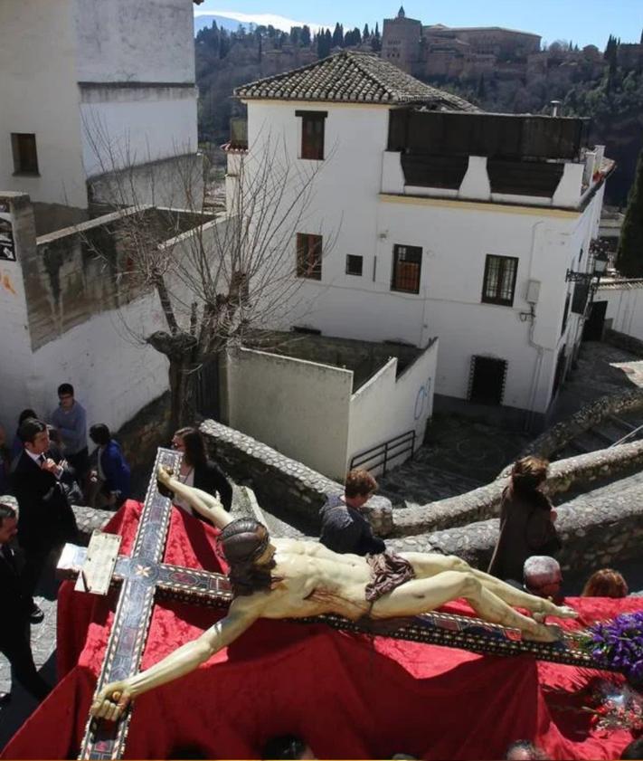 Imagen secundaria 2 - El Nazareno en su primera salida en 1982 y las réplicas del Perdón y el Señor de la Misericordia