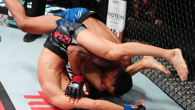 El tremendo nocaut por un slam contra el piso que sorprendió a los fanáticos de UFC