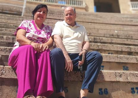 Imagen secundaria 1 - De arriba abajo: jóvenes comprando entradas para la corrida de Morante en Palma; Soledad Hidalgo y Nacho Deyá; cartel de la esperada corrida