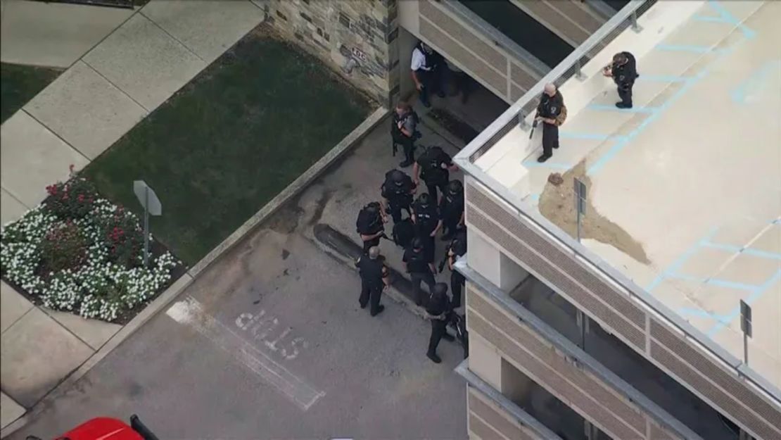 Vista aérea de la Universidad de Villanova mientras la policía patrulla el campus.