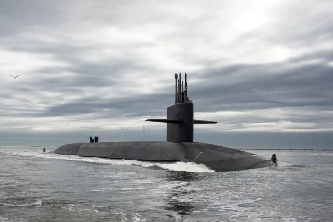 El submarino de misiles balísticos de clase Ohio USS Tennessee regresa a la Base Naval Submarina Kings Bay, Georgia, el 6 de febrero de 2013.