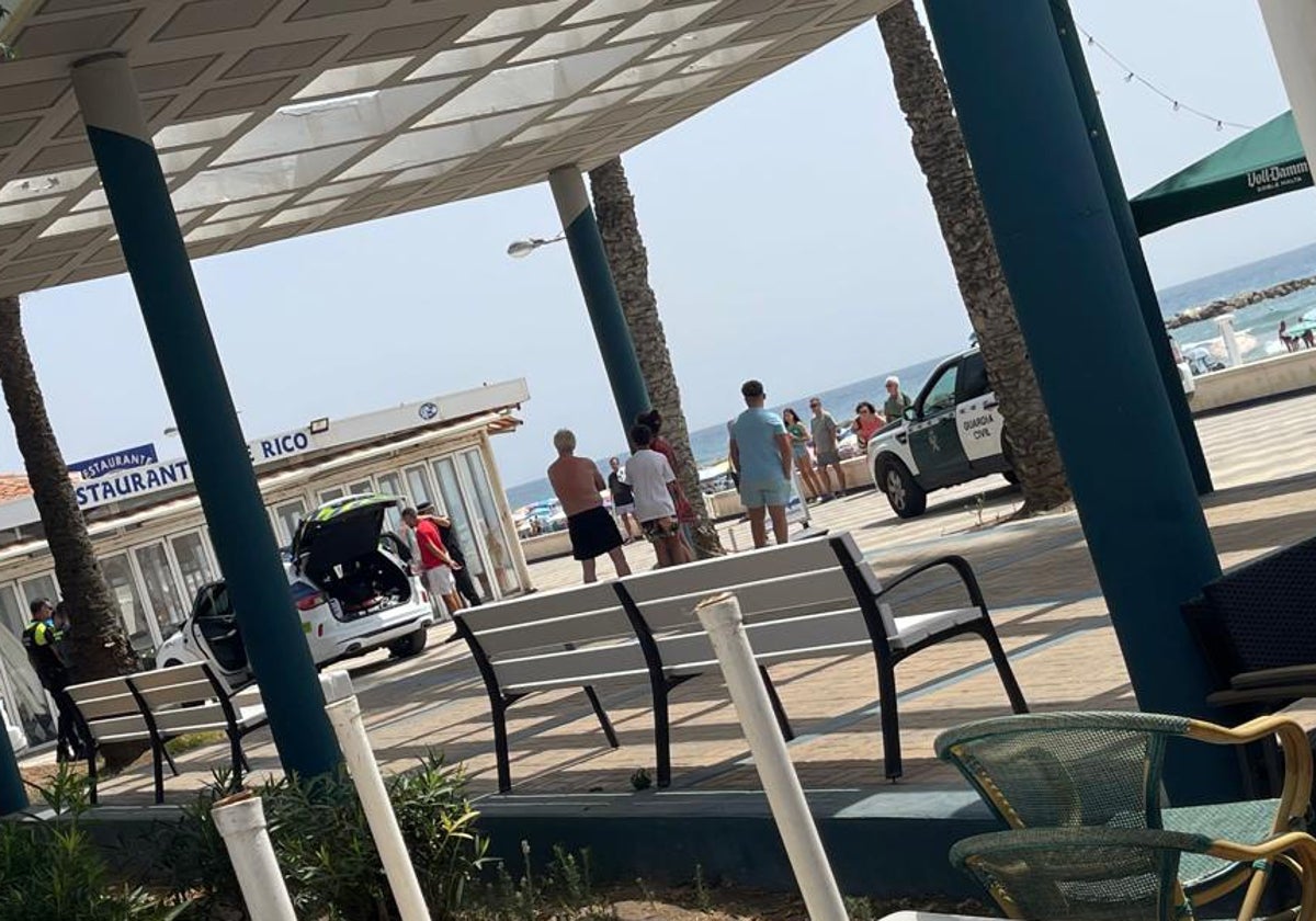 Revuelo en Torrox-Costa por media docena de disparos al aire de la Policía Local para detener a dos jóvenes que huían en una motocicleta