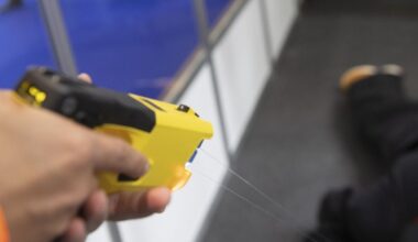 un experto en lucha libre se arranca los arpones de la pistola táser durante su detención