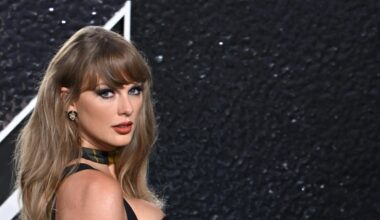 Taylor Swift evoca el espíritu del cabaret en la nueva portada alternativa de 'The Life of a Showgirl'
