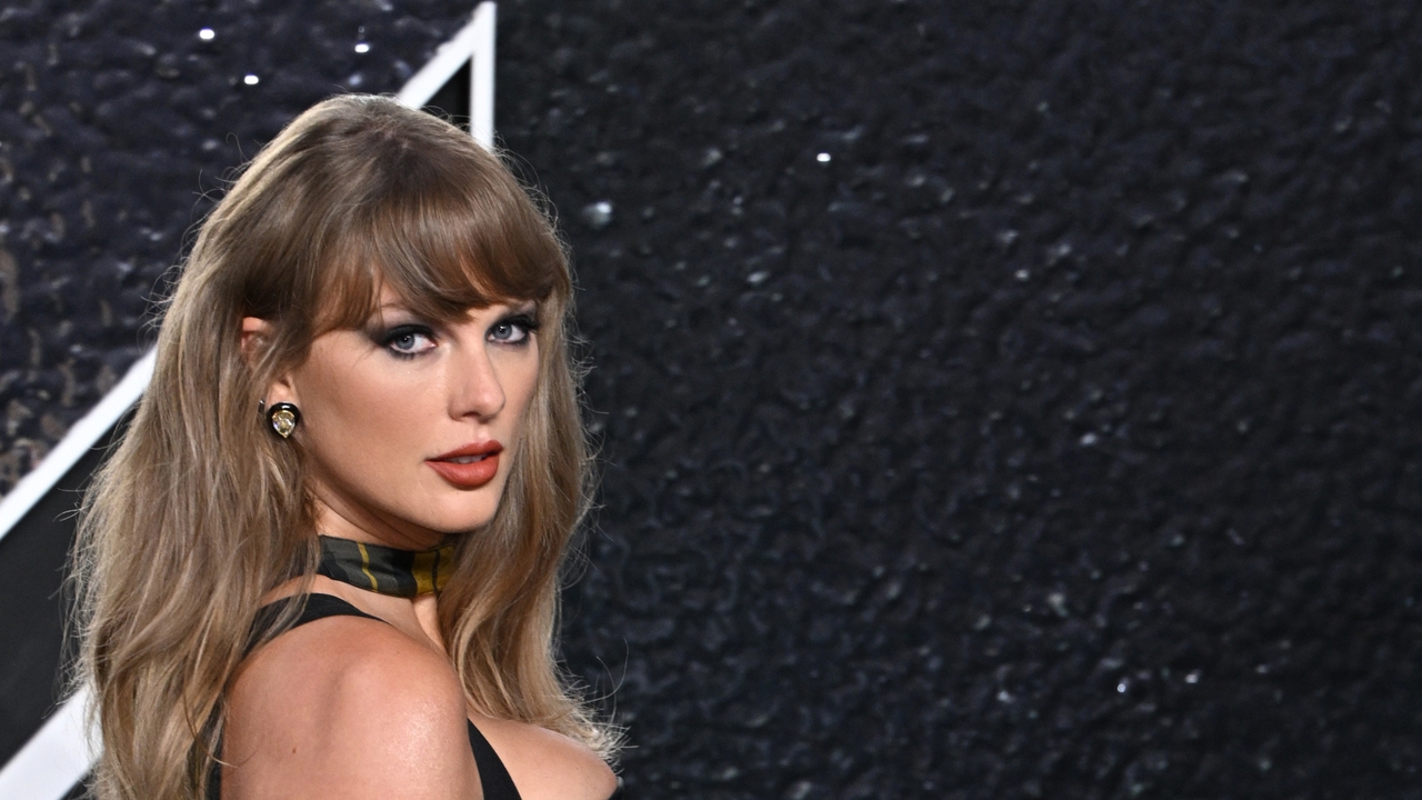 Taylor Swift evoca el espíritu del cabaret en la nueva portada alternativa de 'The Life of a Showgirl'