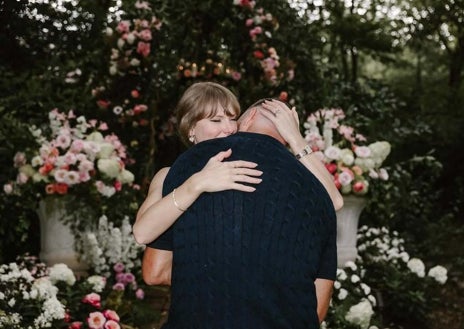 Imagen secundaria 1 - Taylor Swift y Travis Kelce en su pedida de mano