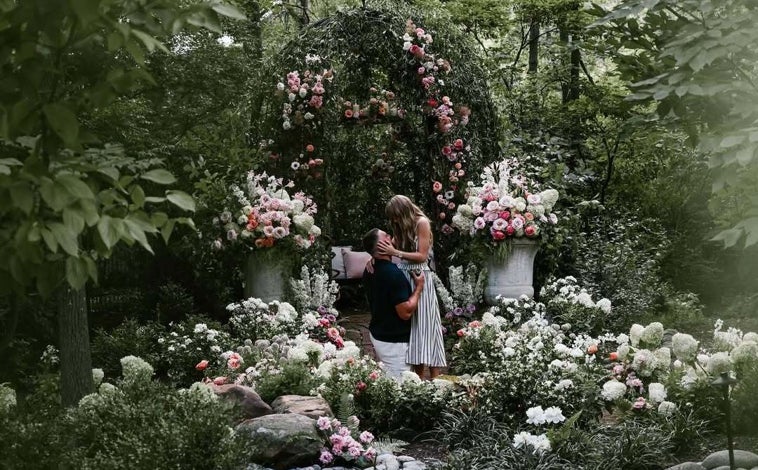 Imagen principal - Taylor Swift y Travis Kelce en su pedida de mano