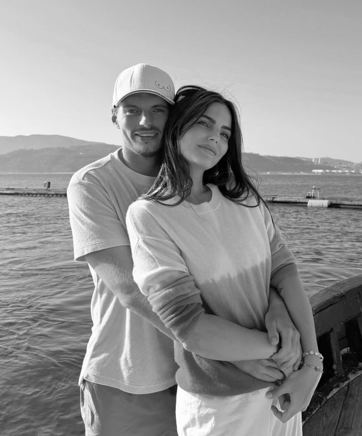 Max Verstappen descansando en un yate junto a su pareja Kelly Piquet, madre de su hija Lily, con vistas al mar.