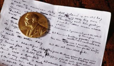 Los 22 escritores favoritos para conseguir el Premio Nobel de Literatura 2025 (y los españoles que podrían conseguirlo este año)