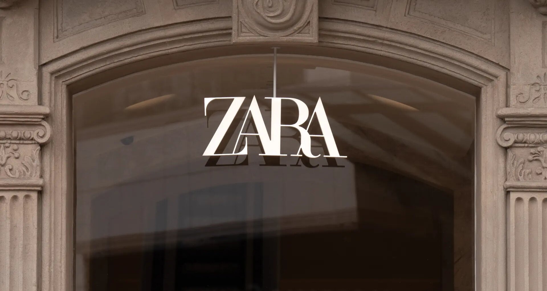 Zara celebra su 50 aniversario poniendo a la venta una prenda muy especial que rinde homenaje a sus raíces (y no es una bata)