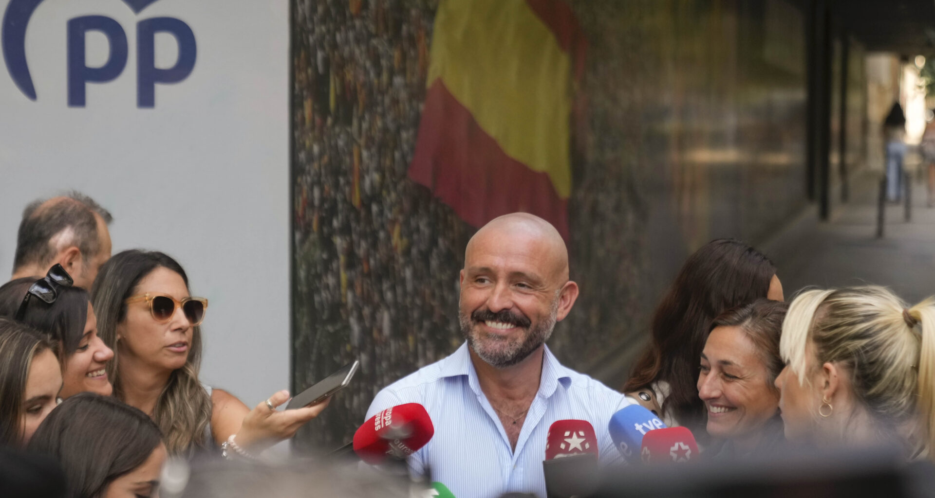 De los Santos: “Si Sánchez sigue necesitando vacaciones, ¿por qué no se las coge para siempre?”
