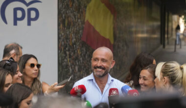 De los Santos: “Si Sánchez sigue necesitando vacaciones, ¿por qué no se las coge para siempre?”