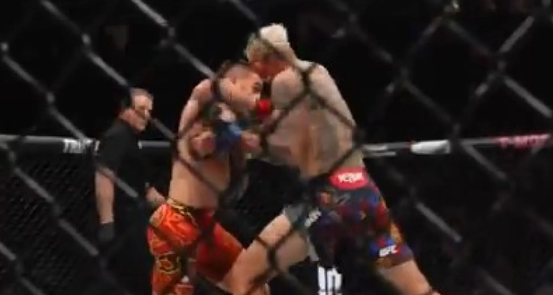 Así fueron los brutales puñetazos de Ilia Topuria a Charles Oliveira para ganar el título de peso ligero de la UFC