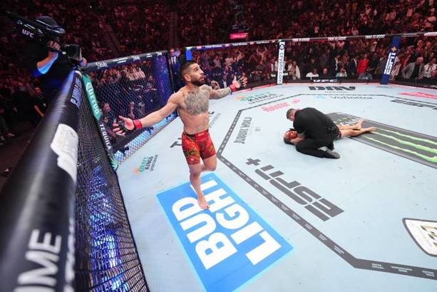 Topuria celebra tras su KO a Oliveira (UFC)