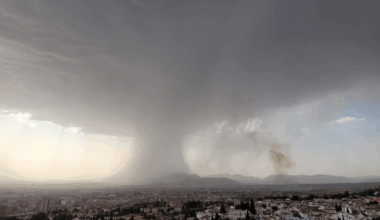 Aemet lanza el aviso por reventones térmicos en Granada y Jaén en una tarde de tormentas