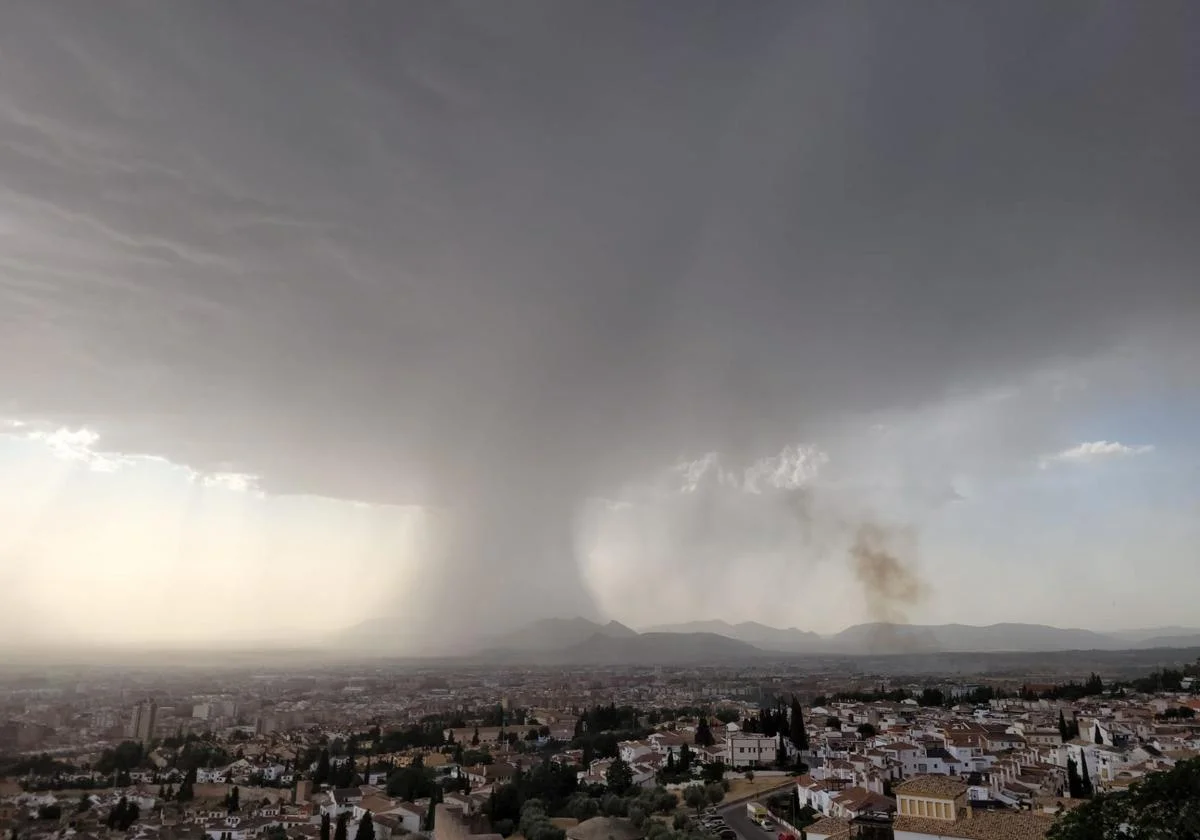 Aemet lanza el aviso por reventones térmicos en Granada y Jaén en una tarde de tormentas