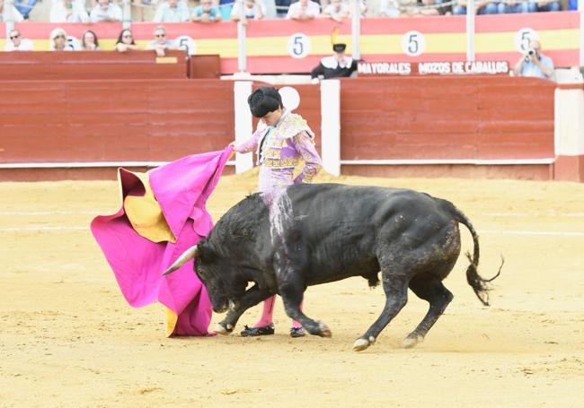 Sergio Sánchez ejecuta a la perfección una revolera a su primer enemigo.