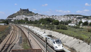 un tren se queda tirado en Almodóvar del Río y produce retrasos