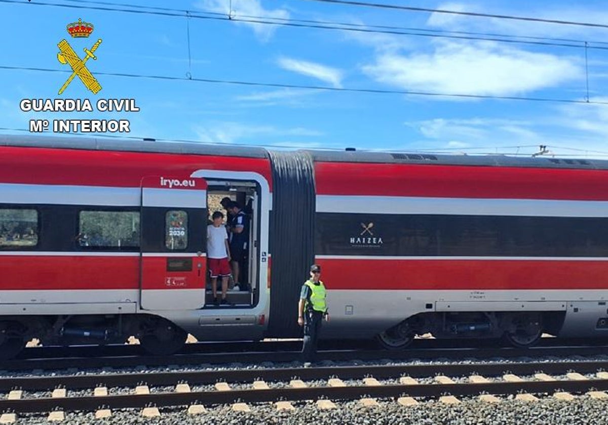 Pasajeros afectados custodiados por la Guardia Civil