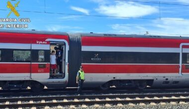 La Guardia Civil auxilia a los 626 pasajeros de los dos trenes paralizados por el incendio en un vagón