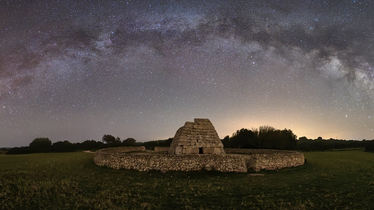 Noche de estrellas en la Naveta de Tudons, Menorca