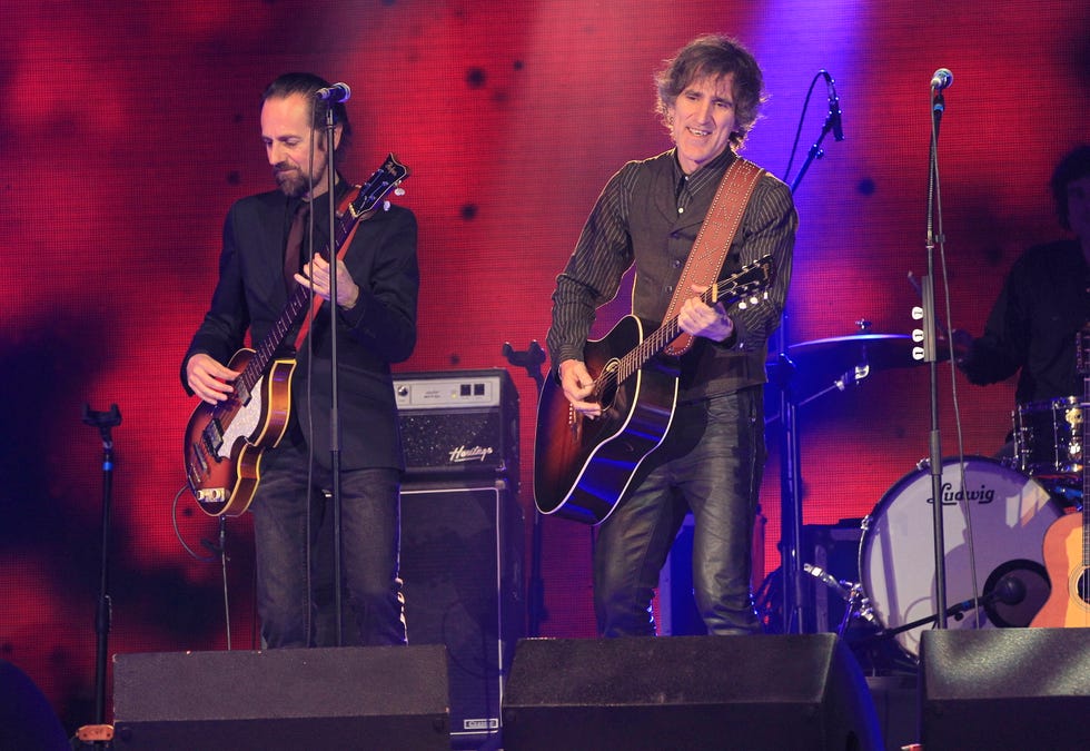 los cantantes diego vasallo y mikel erentxun del grupo duncan dhu