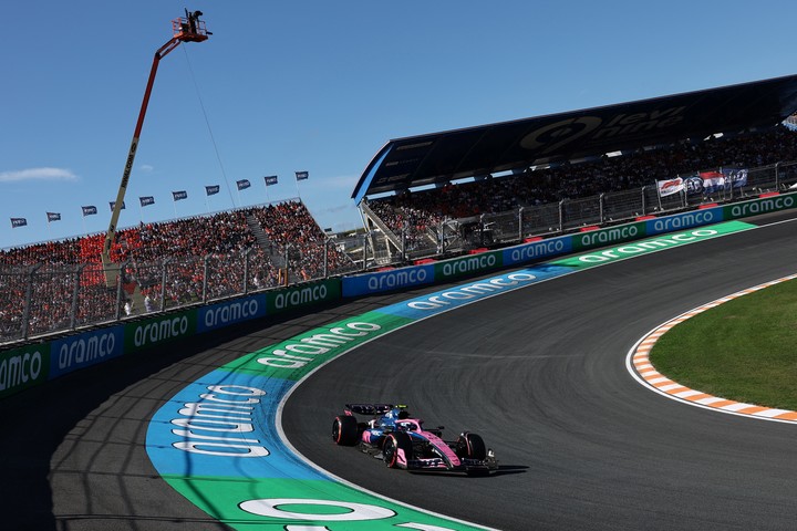Colapinto pasando por la curva peraltada de Zandvoort. (REUTERS/Jakub Porzycki)