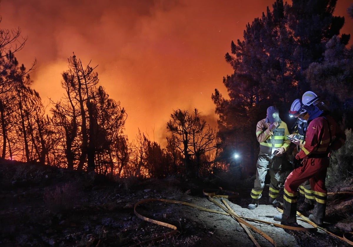 Efectivos de extinción de la UME y la Junta de Castilla y León, la pasada noche en el incendio de Yeres