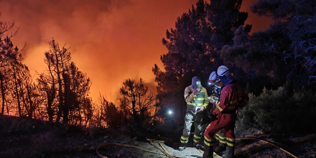 Heridos cuatro miembros de la UME en el incendio de Yeres, en León