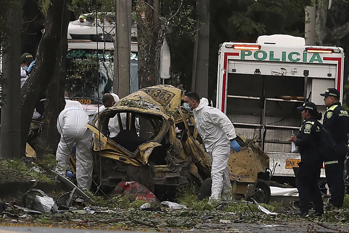 Derribaron un helicóptero de la policía y explotó una bomba cerca de una base aérea: hay 17 muertos