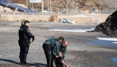 centenares de migrantes intentan entrar a nado y de noche en Ceuta
