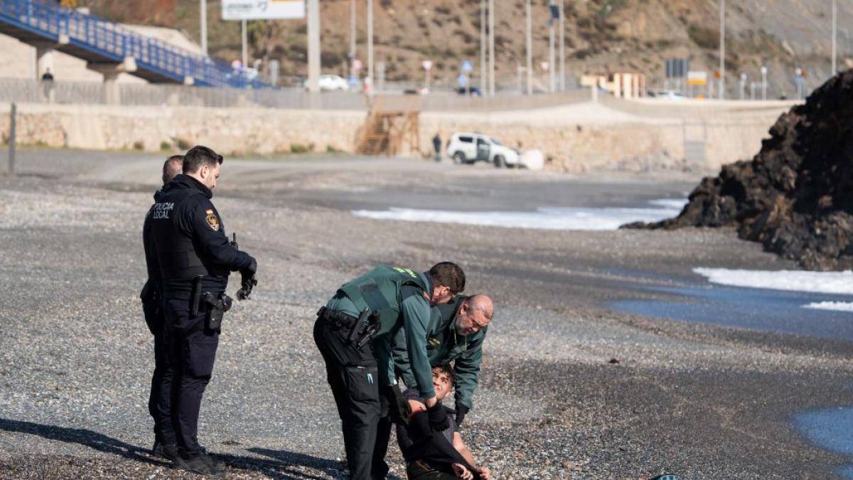 centenares de migrantes intentan entrar a nado y de noche en Ceuta