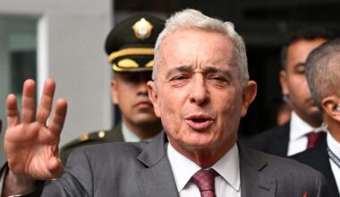 El Tribunal Superior de Bogotá ordena la libertad inmediata del expresidente Álvaro Uribe tras haber sido condenado por soborno y fraude