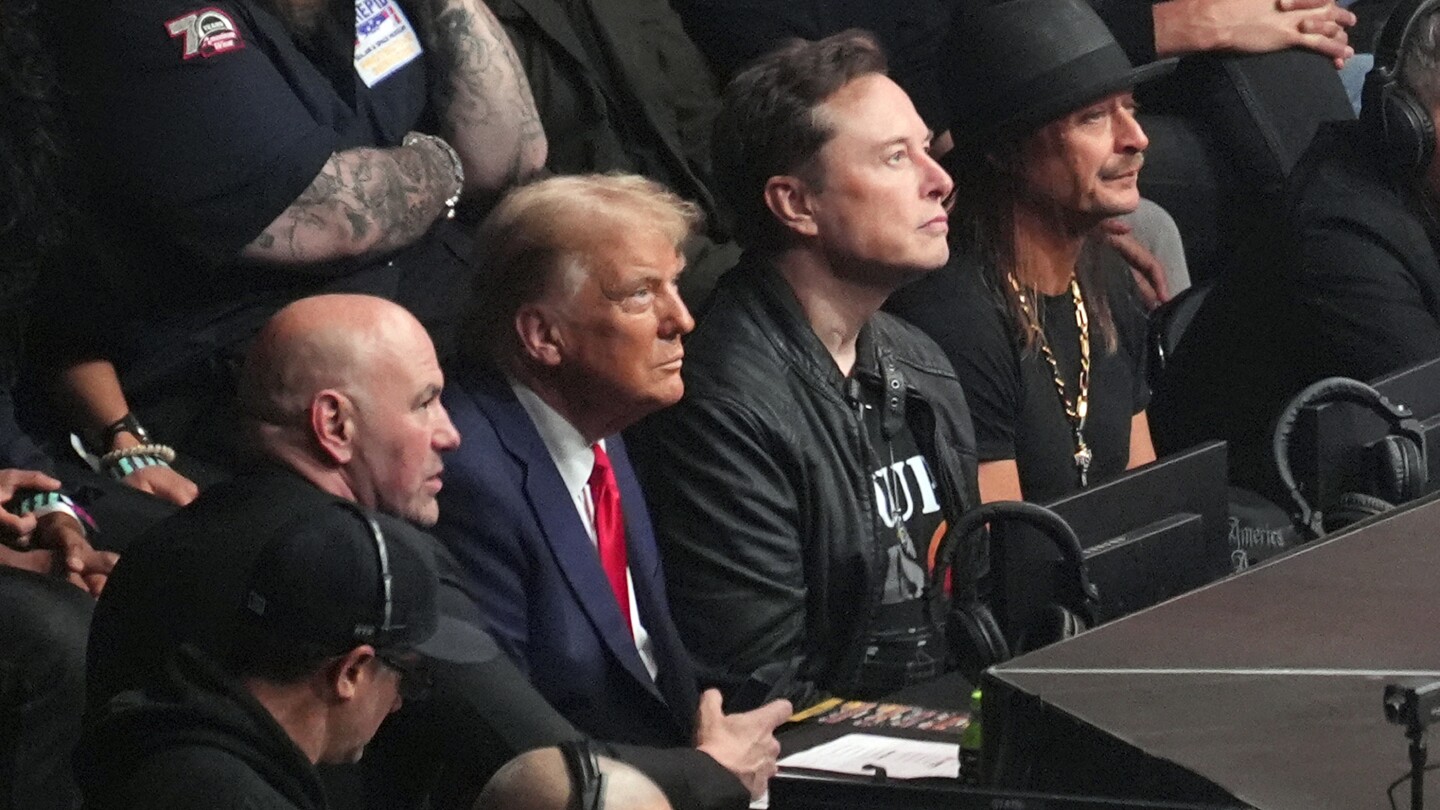 Trump asiste a pelea de campeonato de UFC en Nueva York