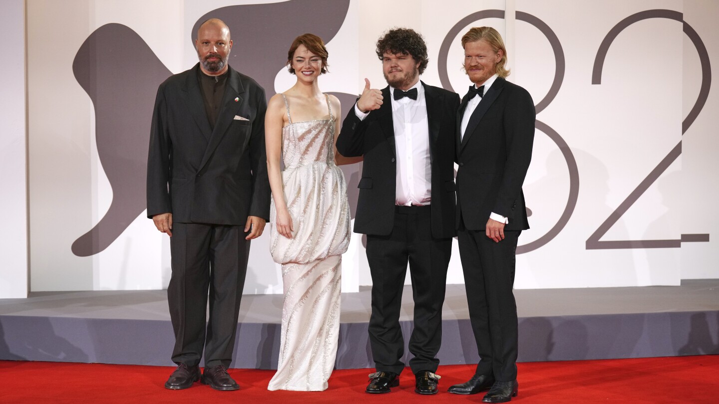 Para Yorgos Lanthimos su nueva película con Emma Stone, "Bugonia", no es distopía, es real