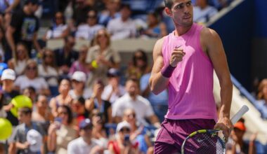 Carlos Alcaraz avanza en el US Open sin más contratiempos que un breve problema de rodilla