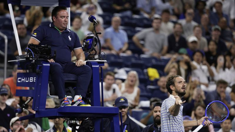 El partido de Daniil Medvedev en el US Open terminó en caos tras la irrupción de un fotógrafo en la cancha