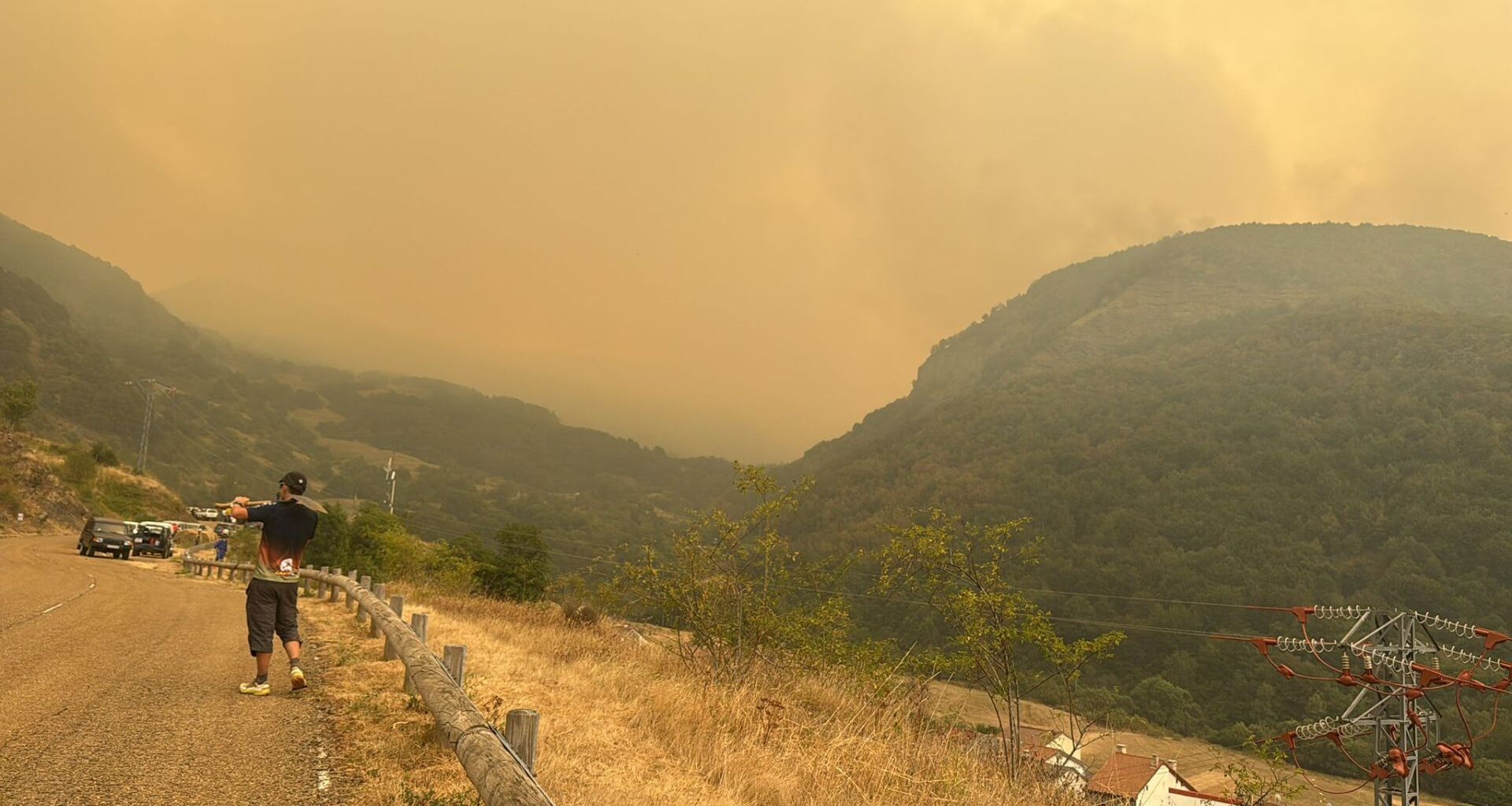 Imágenes de los vecinos de Valdeón contra el incendio