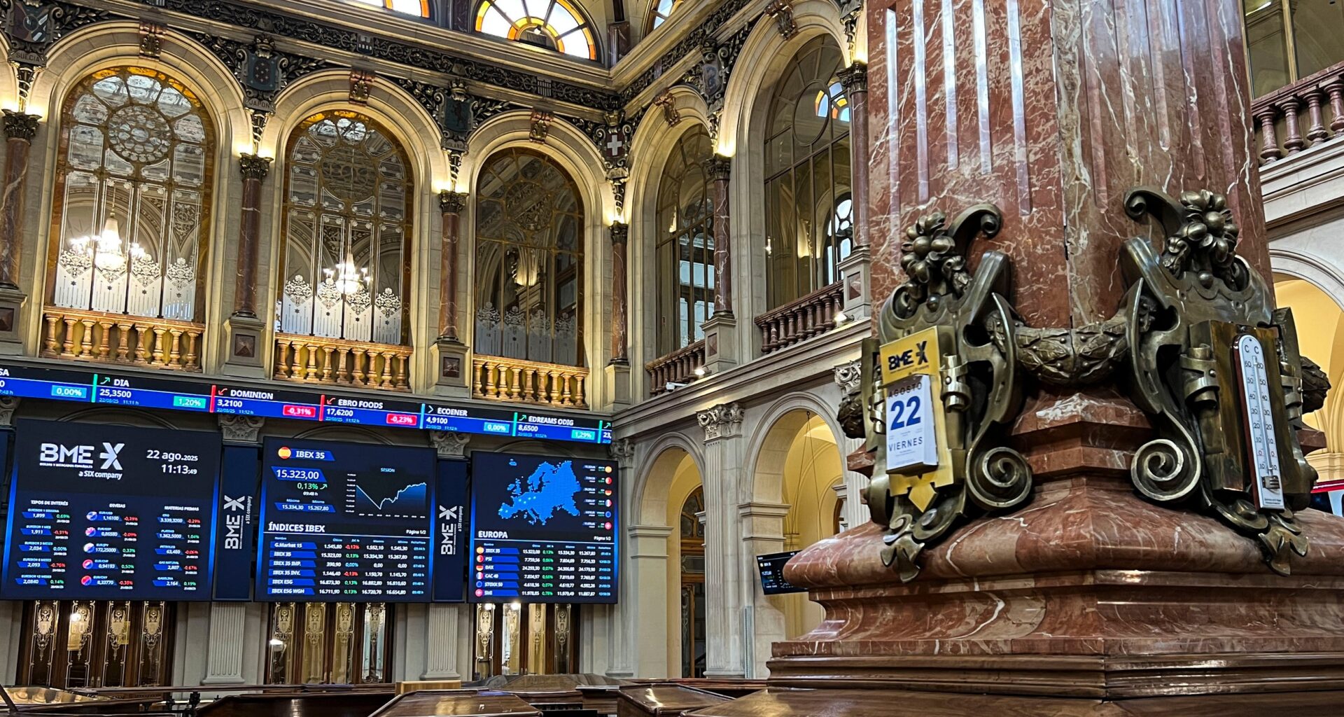 El Ibex sube casi un 0,8% en la semana, marca un nuevo máximo y se queda a las puertas de los 15.400
