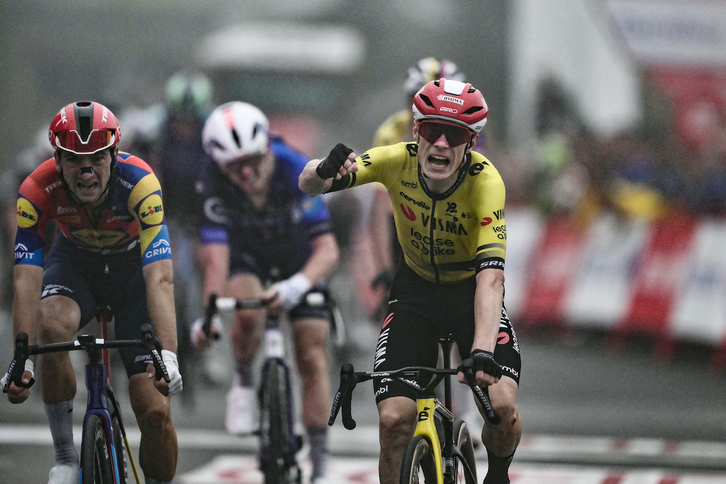 Vingegaard celebra la victoria en la segunda etapa de la Vuelta. 
