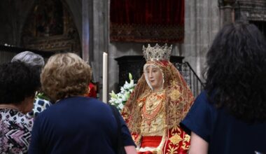 Una larga cola de besos a la Virgen de los Reyes