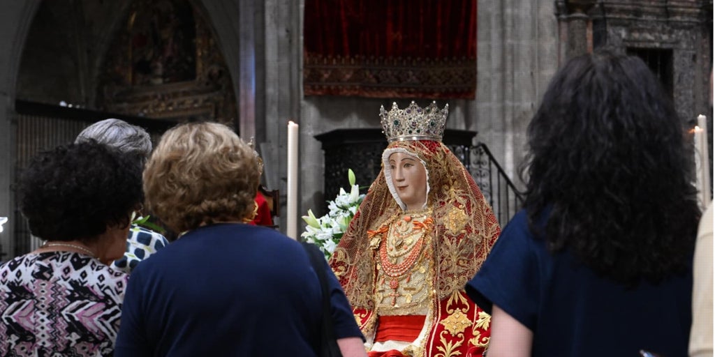 Una larga cola de besos a la Virgen de los Reyes