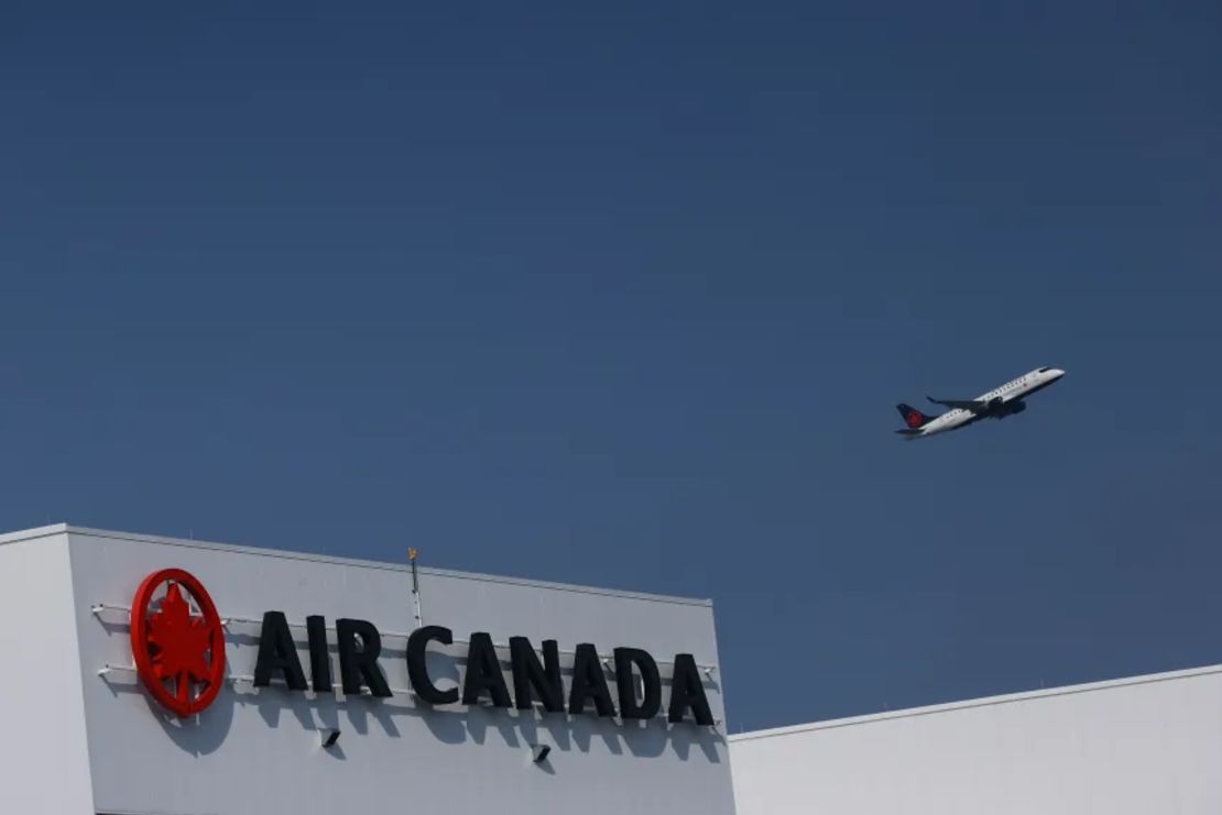 Un avión de Air Canada despega detrás de un logotipo de Air Canada en el Aeropuerto Internacional Pearson en Toronto el jueves.